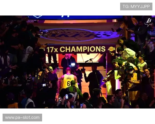 詹姆斯怒摔毛巾引热议主帅真情回应揭示球队内部真实氛围