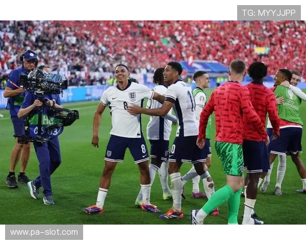 阿诺德回归训练氛围尴尬 今夏转会皇马成焦点